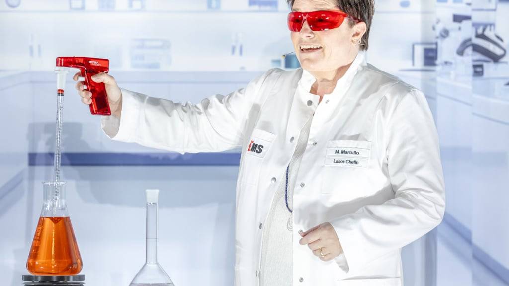 Der von der SVP-Nationalrätin Magdalena Martullo-Blocher geführte Spezialchemiekonzern Ems konnte im ersten Halbjahr 2025 trotz Handelsspannungen den Gewinn steigern. (Archivbild)