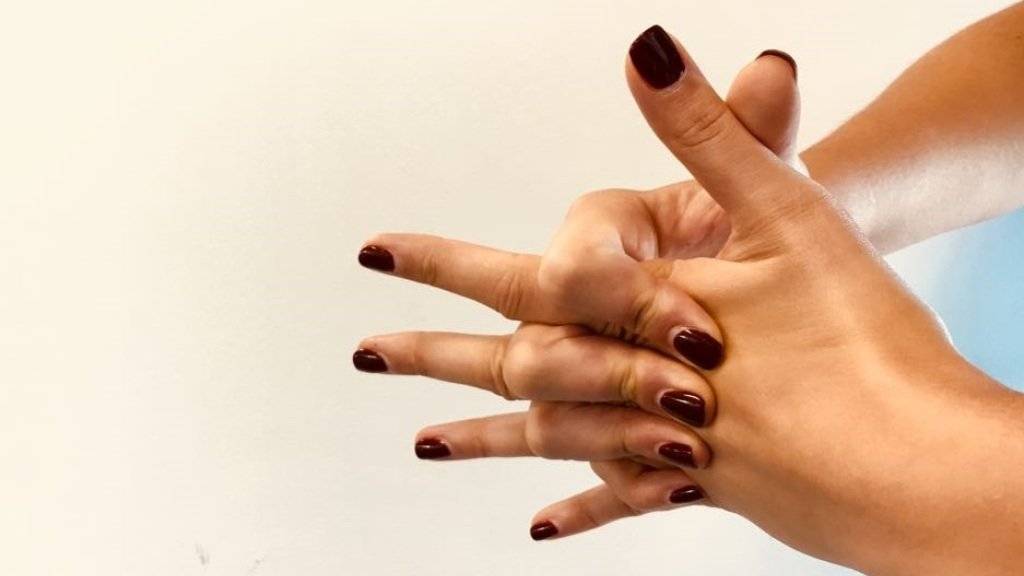 Fingerknacken ist laut Studien medizinisch gesehen weder nützlich noch schädlich. (Symbolbild)
