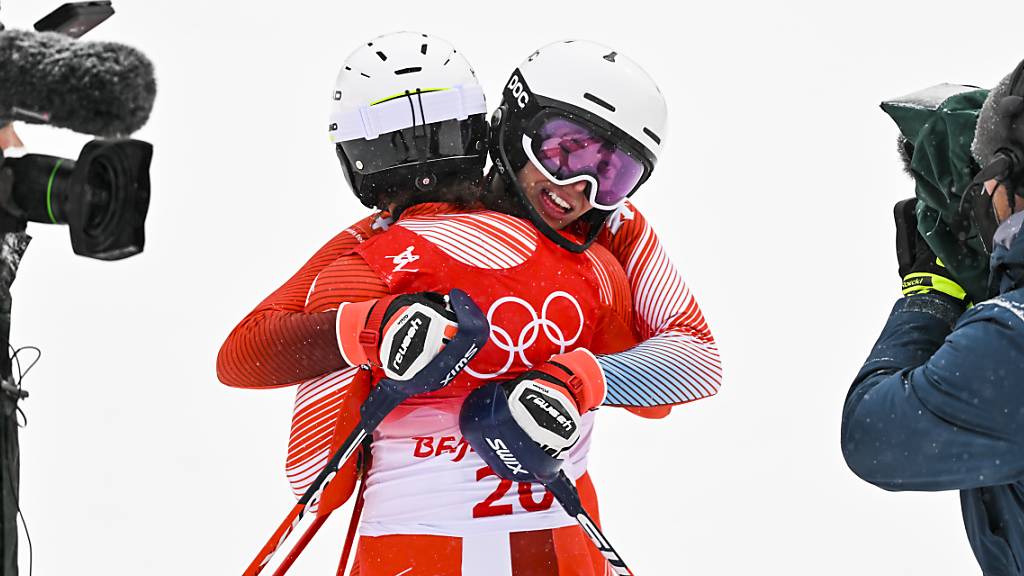 Michelle Gisin und Wendy Holdener umarmen sich im Zielraum unmittelbar nach Gisins Slalom-Fahrt, mit welcher sie Holdener an der Spitze des Klassements ablöste