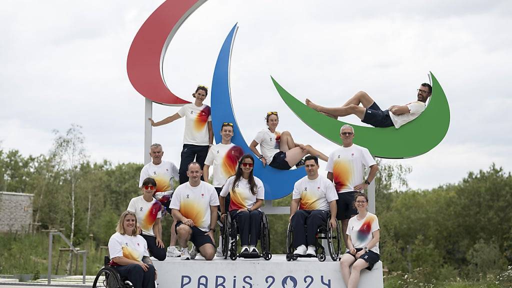 Ein Teil der Schweizer Delegation posiert in Paris mit dem Logo der Paralympischen Spiele