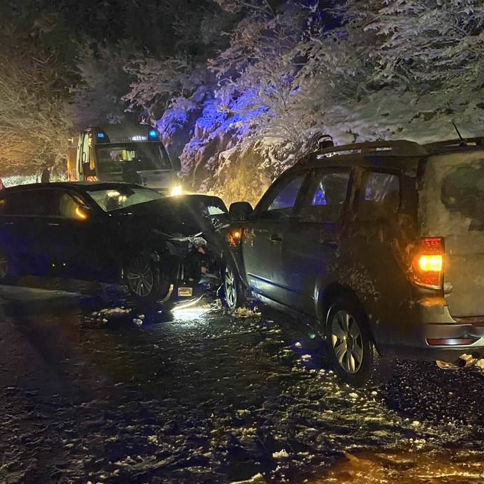 Obwalden: Vier Verletzte bei Unfällen auf verschneiten Strassen