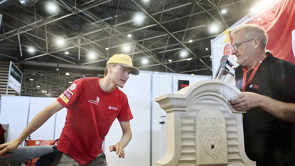 Einer der Schweizer Silbermedaillengewinner: Steinmetz Felix Kuster aus Jona SG in Lyon an der Arbeit.