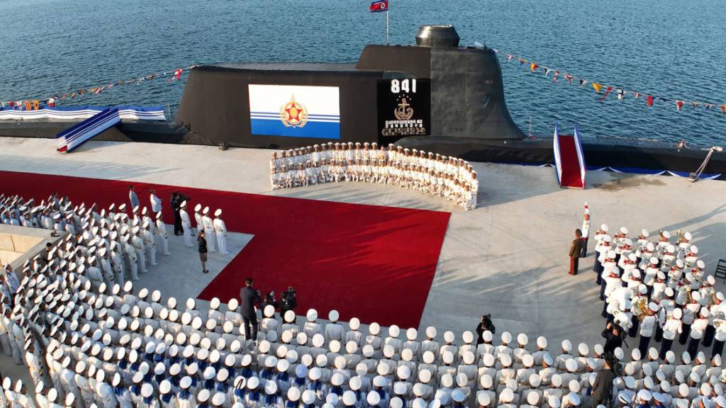 HANDOUT - Eine Stapellaufzeremonie des angeblich neuen Atom-U-Boots «Hero Kim Kun Ok». Foto: KCNA/KNS/dpa - Nutzung nur nach vertraglicher Vereinbarung
