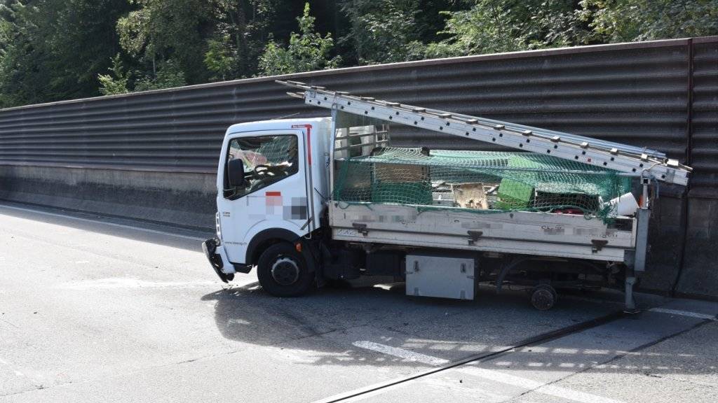 Der Lieferwagen schleuderte über mehrere Autobahnspuren, als sich sein linkes Hinterrad löste.