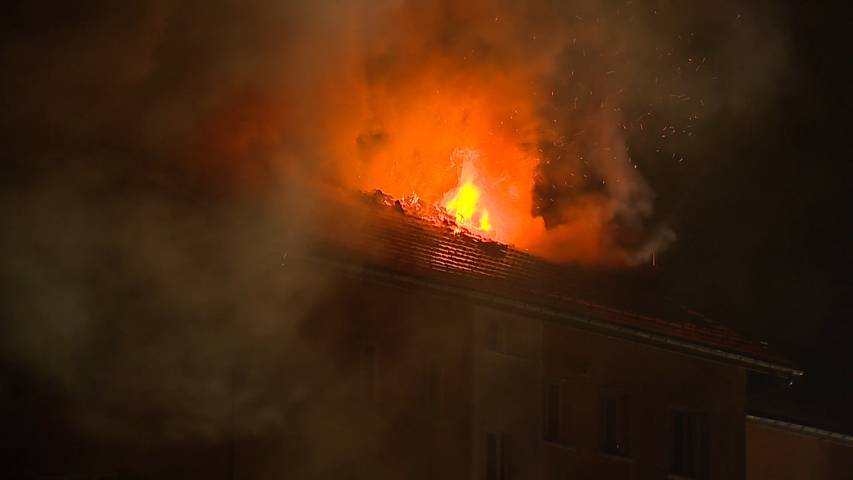Dachstockbrand in Märwil (TG): 23 Personen evakuiert - 100 Feuerwehrleute im Einsatz