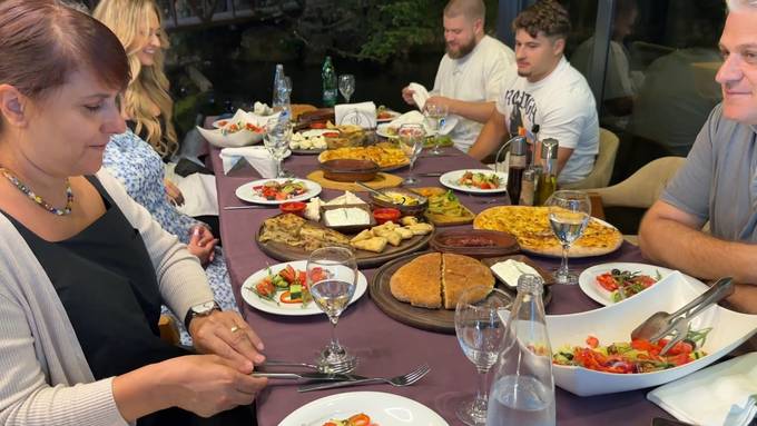 Znacht im Kosovo: «Tonnenweise Fleisch, ein wenig Salat und fertig»