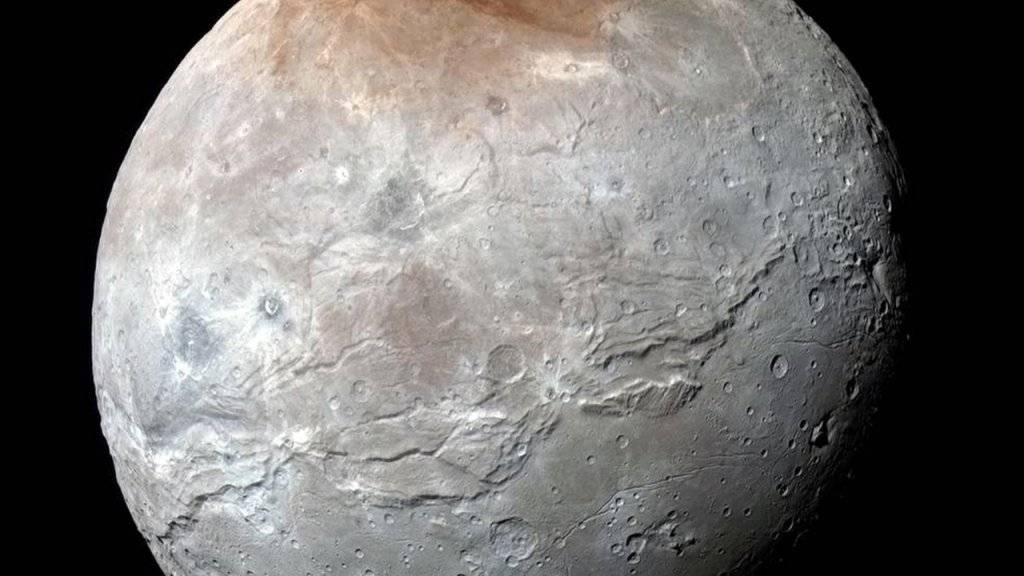 Die Oberfläche des Plutomonds Charon besitzt enorme Canyons und Risse, die auf eine bewegte geologische Vergangenheit hindeuten.