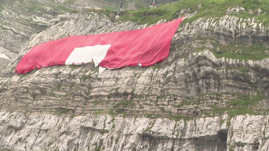 Gewitter am Nationalfeiertag: Schweizerfahne am Säntis erhielt Riss