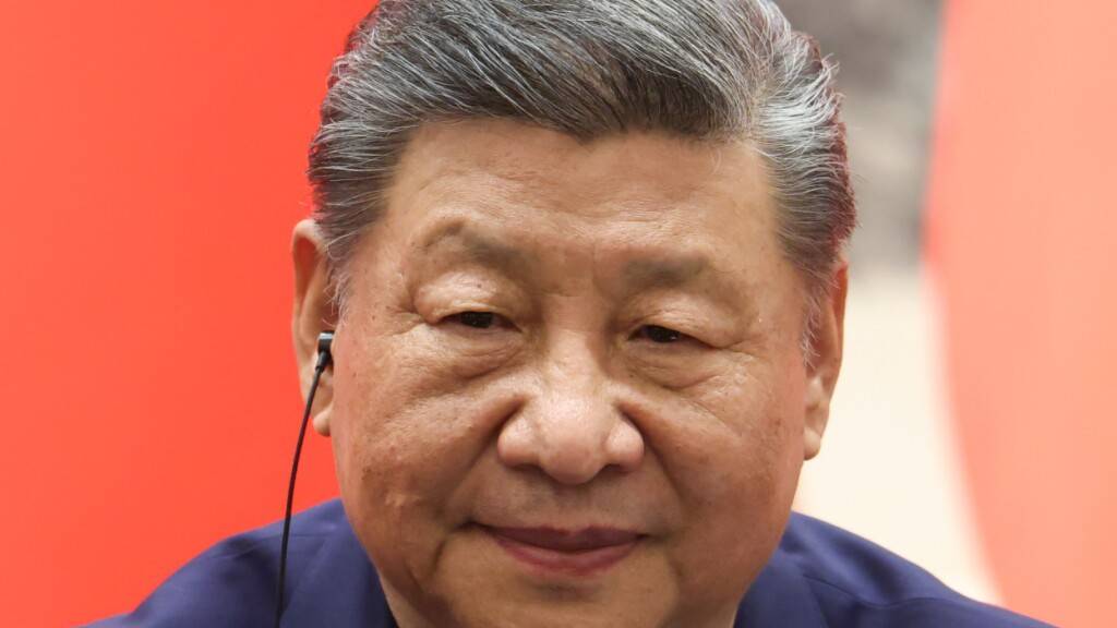 Der chinesische Präsident Xi Jinping gibt in der Großen Halle des Volkes in Peking eine gemeinsame Presseerklärung mit dem russischen Präsidenten Putin ab. Foto: Maxim Shemetov/Pool Reuters/AP/dpa