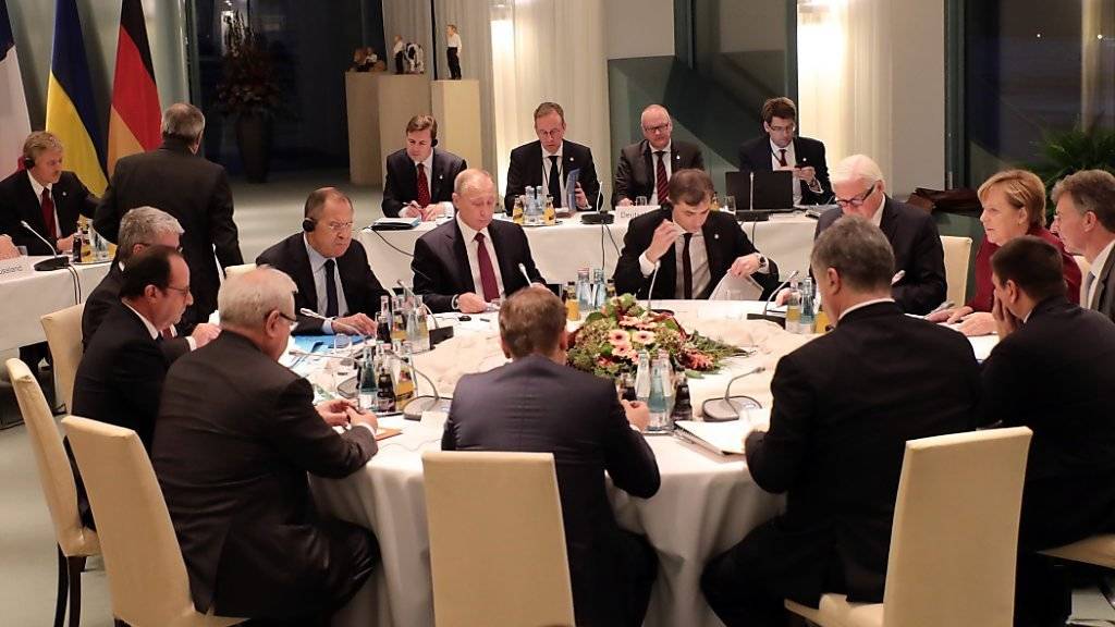 Bei den  Ukraine-Gesprächen in Berlin haben sich die Teilnehmer nach Worten des ukrainischen Präsidenten Poroschenko auf einen neuen Fahrplan zum Frieden geeinigt.
