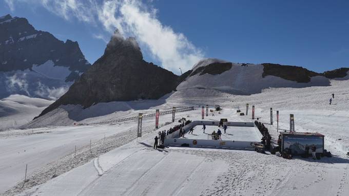 Exklusiver Eishockey-Match auf dem Jungfraujoch