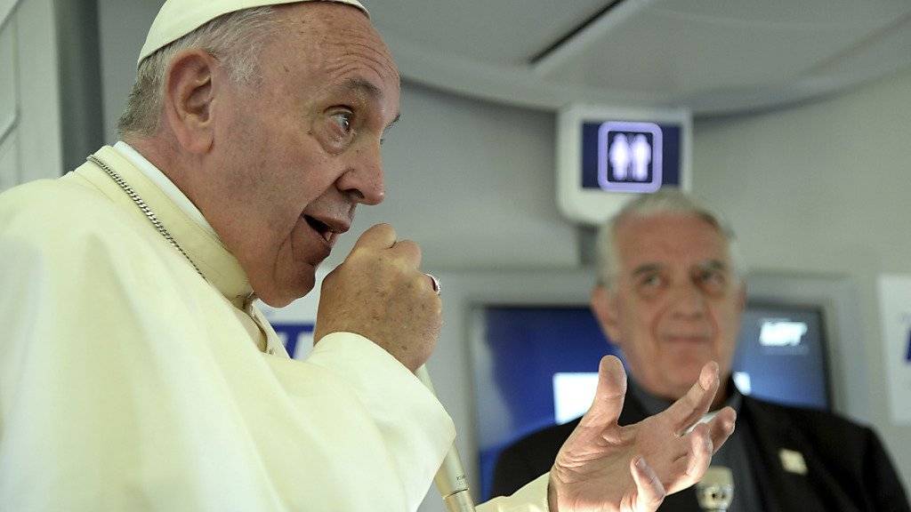 Papst Franziskus spricht während des Flugs von Krakau nach Rom zu Journalisten über Religion und Gewalt.