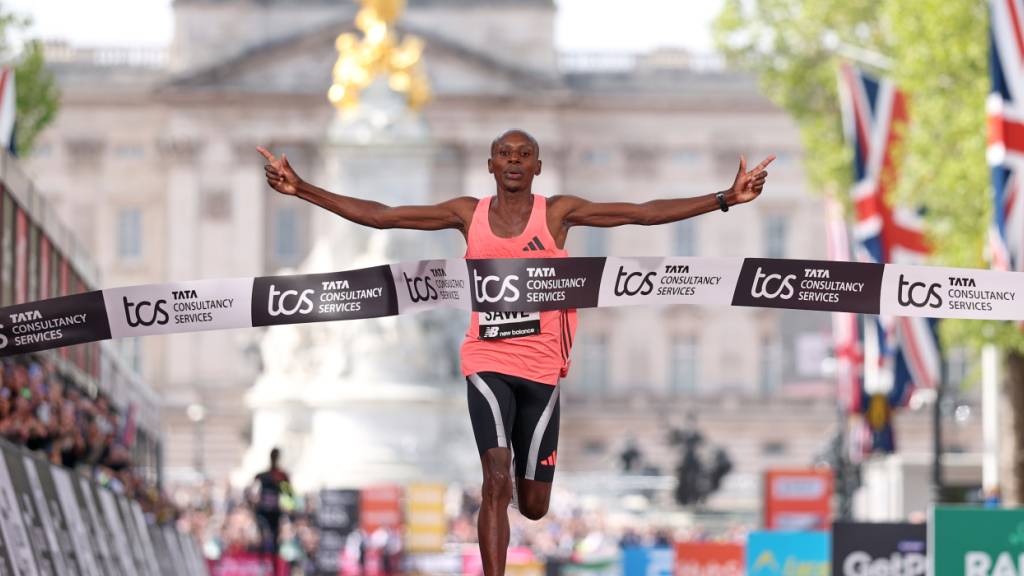 Sebastian Sawe aus Kenia erreicht das Ziel innerhalb von zwei Stunden
