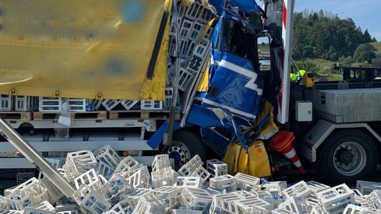 Reiden LU / A2, September 11: A truck collided with the crash protection of a security vehicle on the A2.  The driver was taken to the hospital by helicopter.