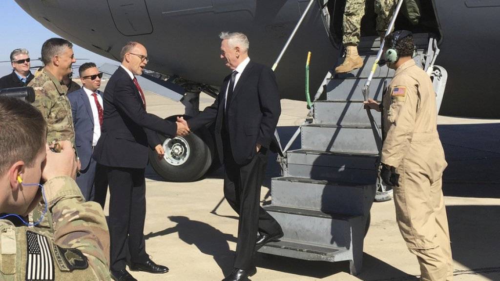 Besucht zum ersten Mal in seiner Rolle als US-Verteidigungsminister den Irak: James Mattis (unten auf der Treppe), hier bei seiner Ankunft in Bagdad, wo er von US-Botschafter Douglas Silliman begrüsst wird.