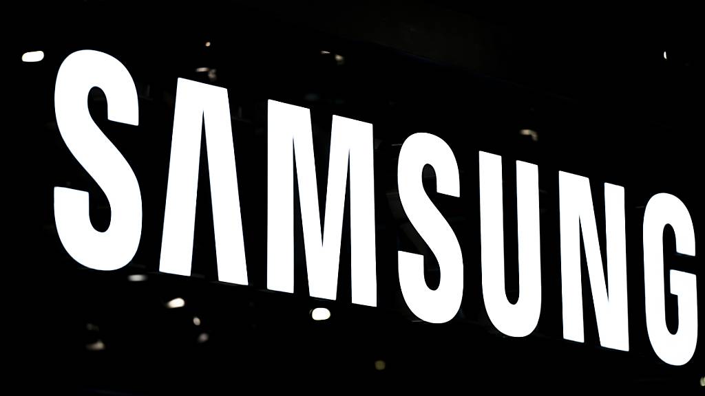 Ein Überangebot in der Chipbranche hinterlässt im Ergebnis des Elektronikriesen Samsung deutliche Spuren. Der operative Gewinn brach im zweiten Quartal um 96 Prozent ein. (Archivbild)