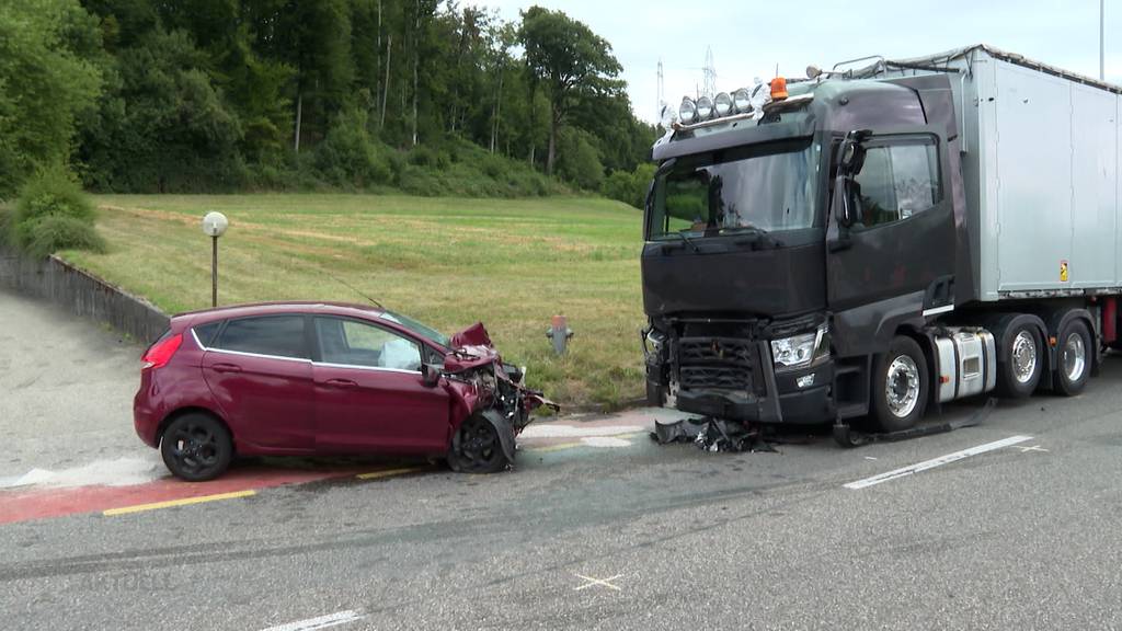 Tödlicher Unfall: In Niedergösgen prallt ein Autolenker in einen LKW