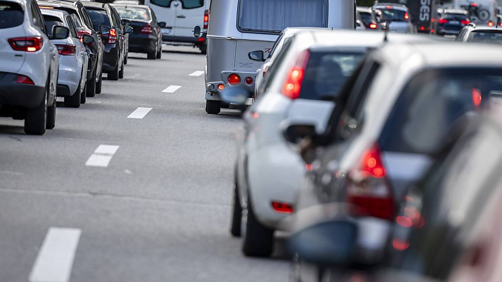 Neun Kilometer Stau vor dem Gotthardtunnel Richtung Süden