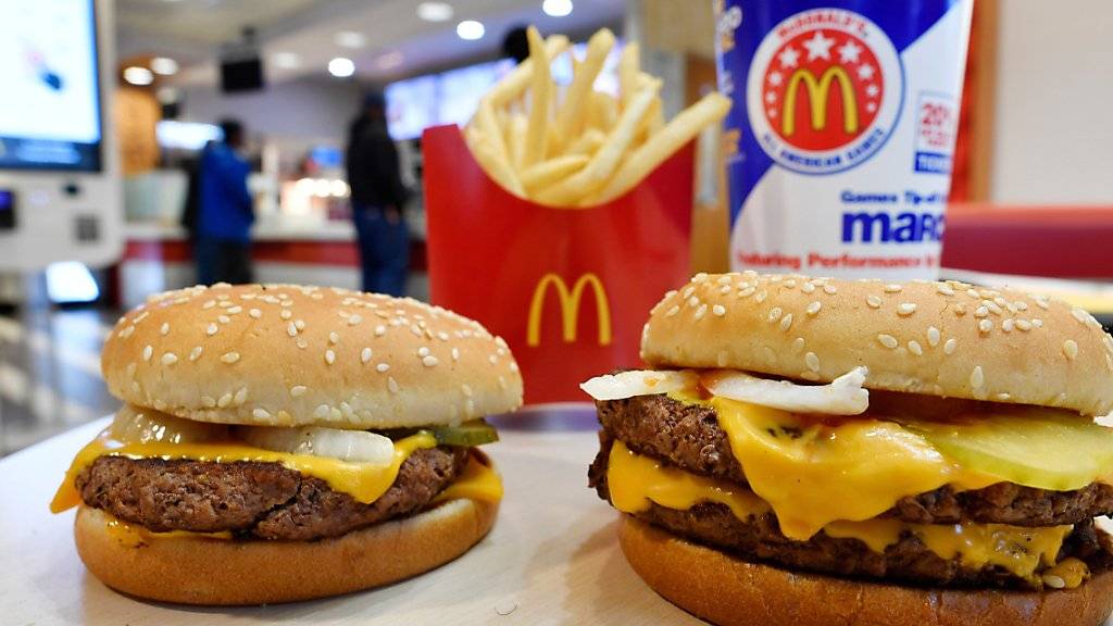 Bei McDonald's klingeln Kassen weniger: Umsatz und Gewinn sind im vergangenen Quartal gesunken. (Archiv)