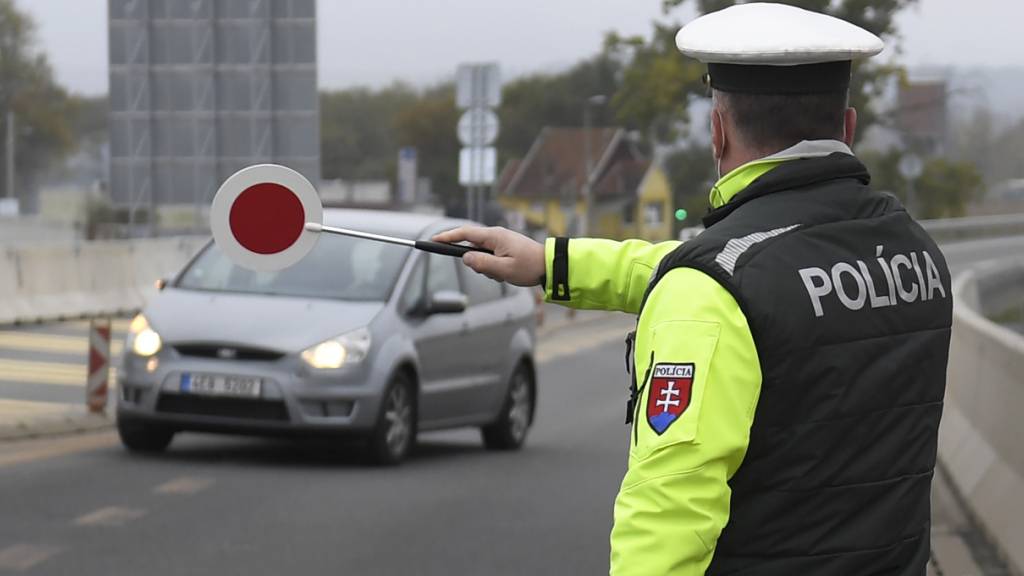 ARCHIV - Ein Polizist winkt in der Slowakei einen Autofahrer zur Kontrolle heran. Künftig sollen sich nicht nur Autofahrer, sondern auch Fußgänger an Tempolimits halten. Foto: Frantiöek Iv·n/TASR/dpa/Symbolbild