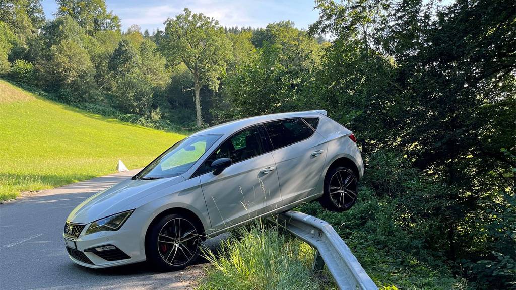 In Altbüron landete ein Auto auf einer Leitplanke.