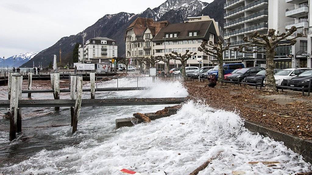 Stürmischer Urnersee: Das Sturmtief «Susanna» hat die Schweiz aufgewirbelt. In der Nacht auf Mittwoch waren schweizweit Polizei und Feuerwehr wegen zahlreichen Schadensmeldungen im Einsatz.