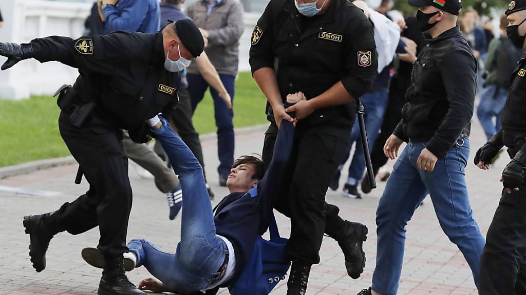 ARCHIV - Polizisten nehmen Mitte Juli in Minsk einen Demonstranten fest. Foto: Sergei Grits/AP/dpa
