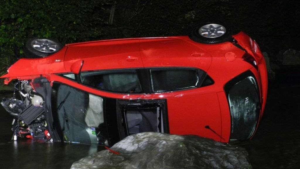 Glück für eine junge Autofahrerin in der Nacht auf Samstag im Kanton Schwyz: Sie ist schlafend mit ihrem Fahrzeug in den Fluss Alp gestürzt, konnte sich aber trotz Verletzungen selbst retten.