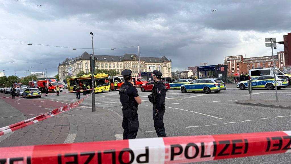 Polizei im Einsatz nahe des Tatorts. Bei einem Messerangriff im Hamburger Hauptbahnhof sind mehrere Menschen schwer verletzt worden. Das berichteten Augenzeugen. Foto: Christian Charisius/dpa