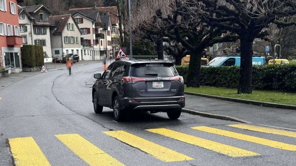 72-jähriger Autolenker fährt in Weesen 74-jährige Fussgängerin an