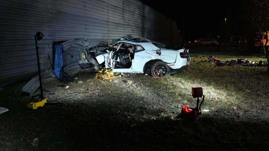 Auto kracht in Lärmschutzwand - fünf Verletzte in Diepoldsau SG