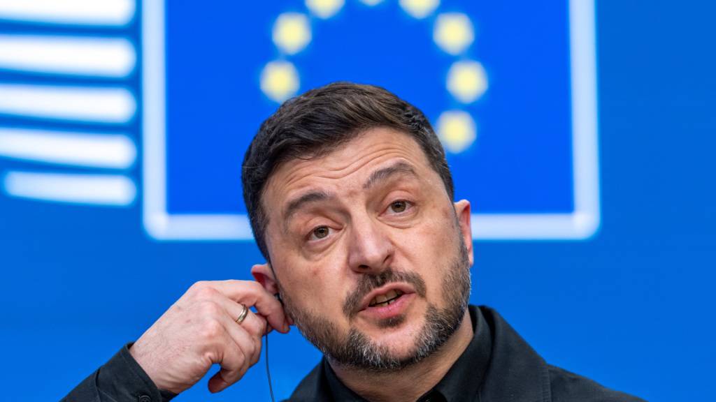 Wolodymyr Selenskyj, Präsident der Ukraine, spricht nach der ersten Arbeitssitzung beim EU-Gipfel. Foto: Michael Kappeler/dpa