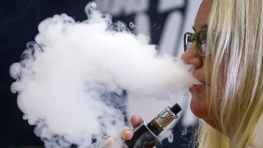 Die US-Gesundheitsbehörde registriert seit Ende Juni 193 Fälle von ungeklärten Atemwegserkrankungen bei E-Zigaretten-Konsumenten in 22 Bundessaaten. (Symbolbild)
