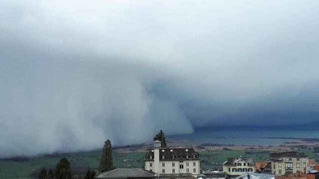 Wolkenwand rollt über den Bodensee