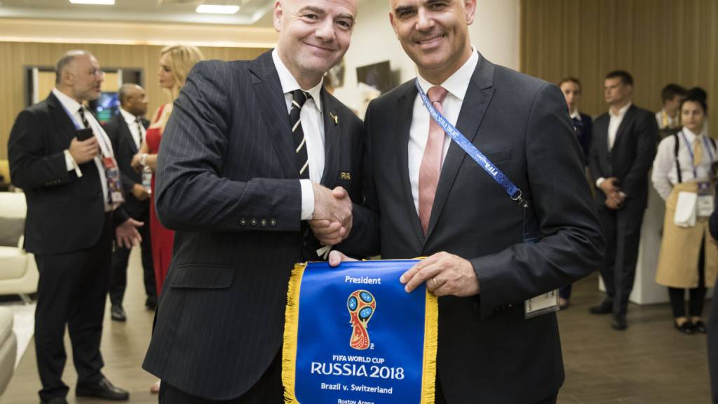 Alain Berset, damals noch Bundesrat, vor dem Spiel Schweiz - Brasilien an der WM 2018 in Russland mit FIFA-Präsident Gianni Infantino