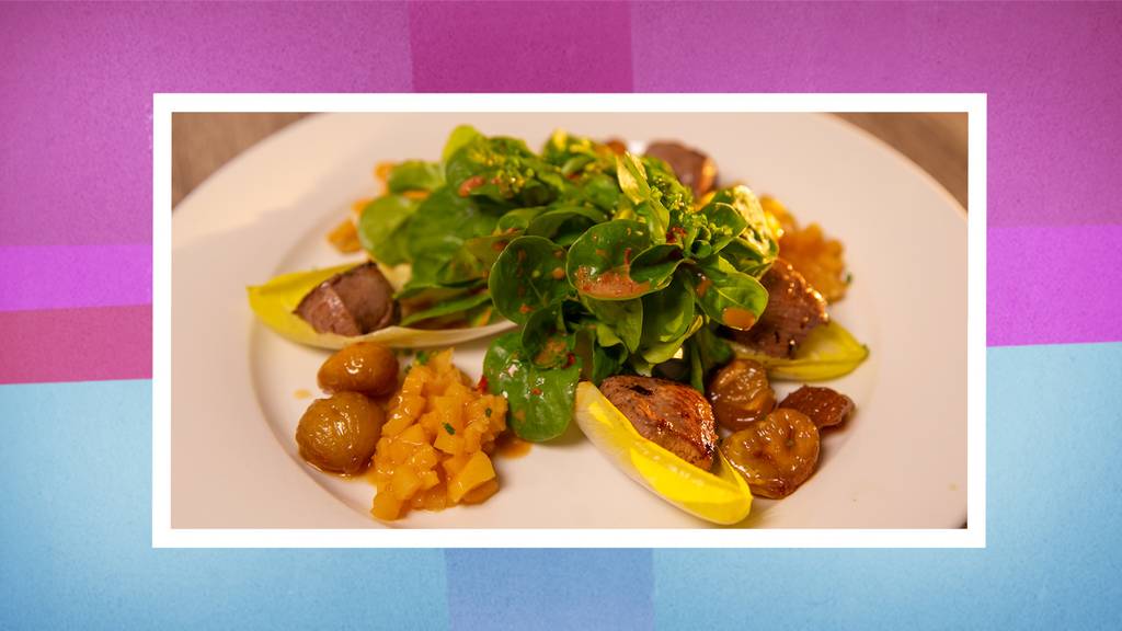 Gebratene Rehrückenfiletwürfel auf Nüssli-Chicoreesalat mit Kardamom-Quittenwürfeli und karamellisierten Maroni