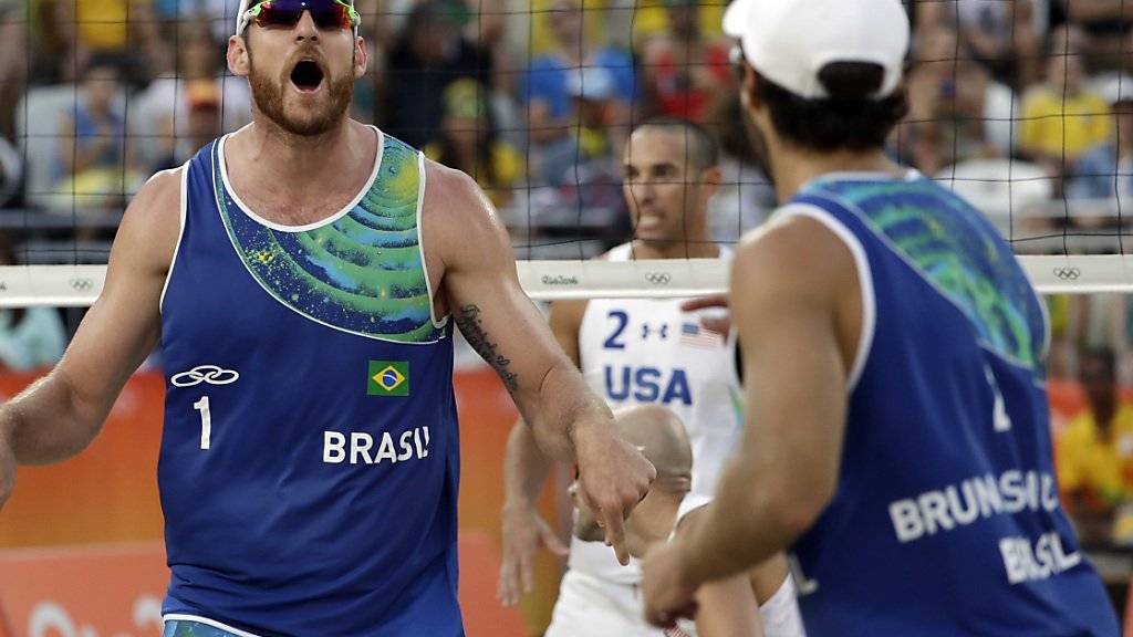 Finden immer besser zu ihrer Topform: die brasilianischen Beachvolleyball-Weltmeister Alison  (li.) und Bruno Schmidt