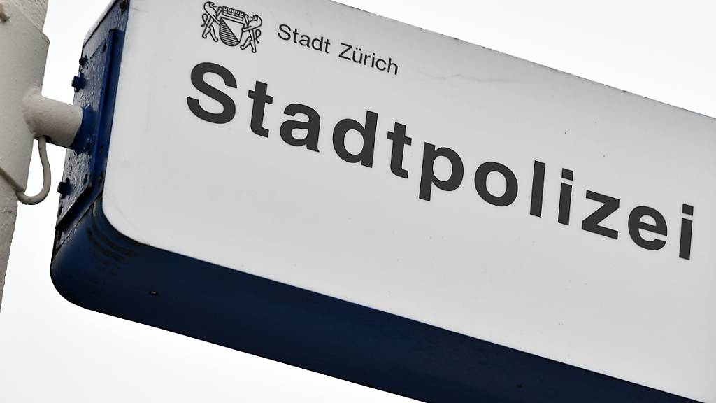 Nach einem Streit ist eine Frau im Zürcher Kreis 1 am Freitagabend von einem Auto mitgeschleift und schwer verletzt worden. (Archivbild)