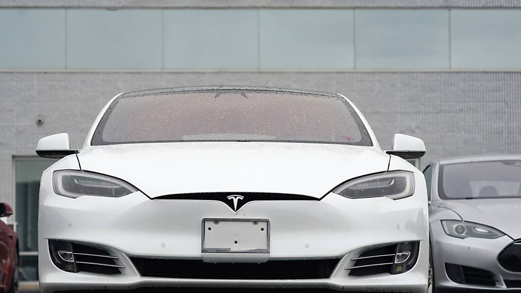 Das Tesla-Assistenzsystem «Autopilot» ist nach Einschätzung der Geschworenen an einem kalifornischen Gericht nicht schuld an einem tödlichen Verkehrsunfall. (Symbolbild)