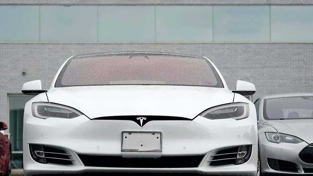 Das Tesla-Assistenzsystem «Autopilot» ist nach Einschätzung der Geschworenen an einem kalifornischen Gericht nicht schuld an einem tödlichen Verkehrsunfall. (Symbolbild)