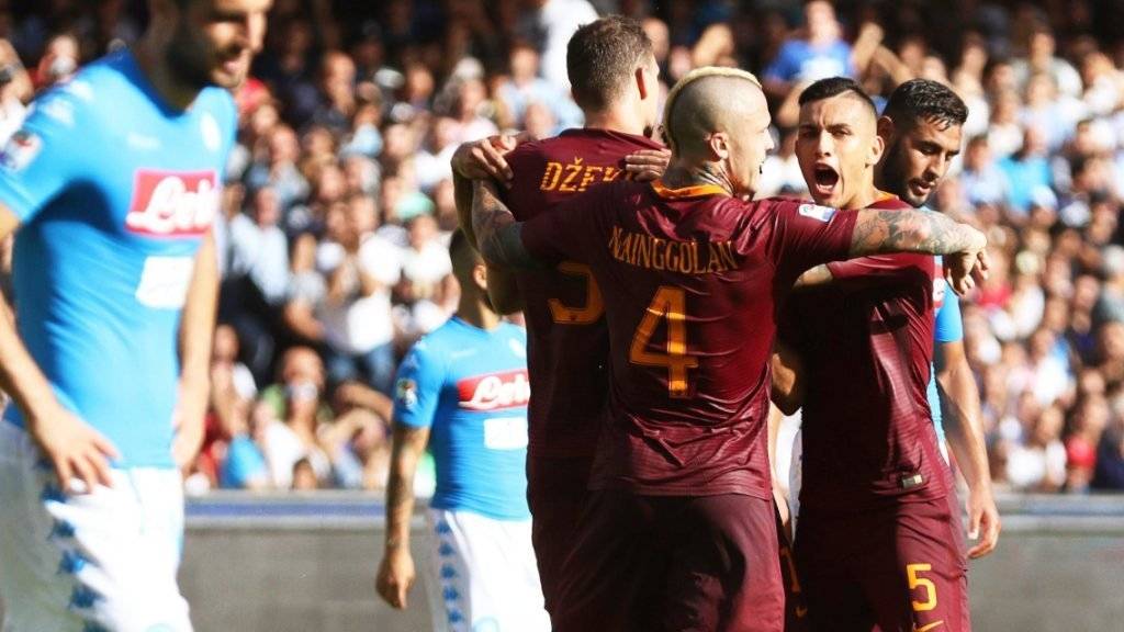 Die Spieler der AS Roma bejubeln den ersten Treffer in Neapel