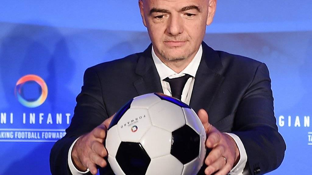 Der Ball im Mittelpunkt: Der neue FIFA-Präsident Gianni Infantino soll für die FIFA einen Imageumschwung bewirken