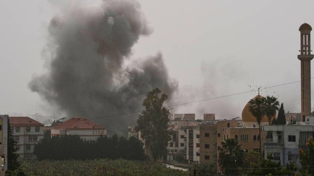 ARCHIV - Rauch steigt nach einem israelischen Luftangriff auf. Foto: Mohammed Zaatari/AP/dpa