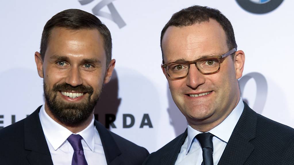 Jens Spahn (r, CDU), Bundesgesundheitsminister, und sein Ehemann Daniel Funke kommen zu einer Gala ins Hotel Adlon Kempinski.