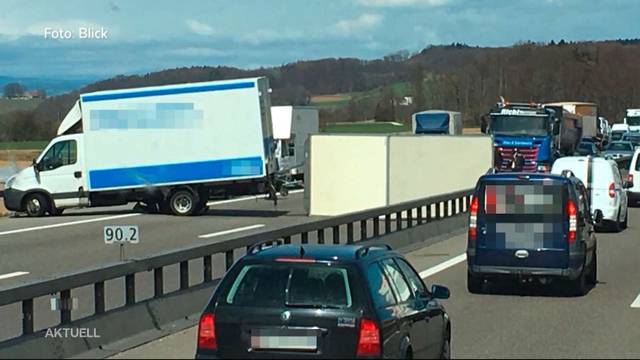 Frühlingssturm weht Anhänger um