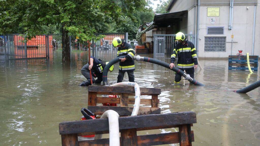 HANDOUT - Kräfte der Katastrophenhilfsdienst-Einheit (KHD) des Bereichsfeuerwehrverbandes Knittelfeld pumpen Wasser aus einem überschwemmten Gebiet ab. In den Überschwemmungsgebieten Südösterreichs könnte sich die Lage aufgrund des nachlassenden Regens stabilisieren. Foto: Thomas Zeiler/FEUERWEHR-APFELBERG/dpa - ACHTUNG: Nur zur redaktionellen Verwendung im Zusammenhang mit der aktuellen Berichterstattung und nur mit vollständiger Nennung des vorstehenden Credits