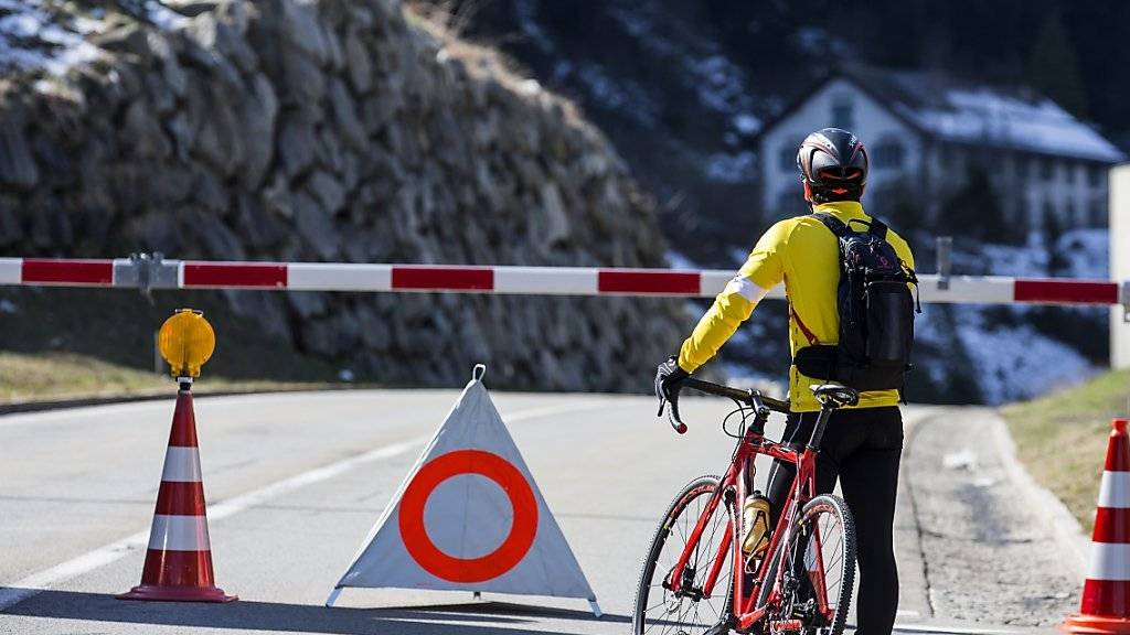 Am Sonntag herrschte perfektes Freizeitwetter. Dieser Biker hatte allerdings Pech: Die Gotthardpassstrasse zwischen Göschenen und Andermatt musste wegen eines möglichen Felssturzes gesperrt werden.