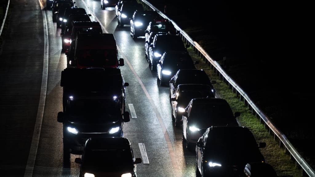 Auf der Autobahn A13 staut es in Graubünden an vielen Wochenenden. Viele Autofahrer weichen über die umliegenden Dörfer aus. Hier im Bild der Osterstau bei Felsberg am 2. April.