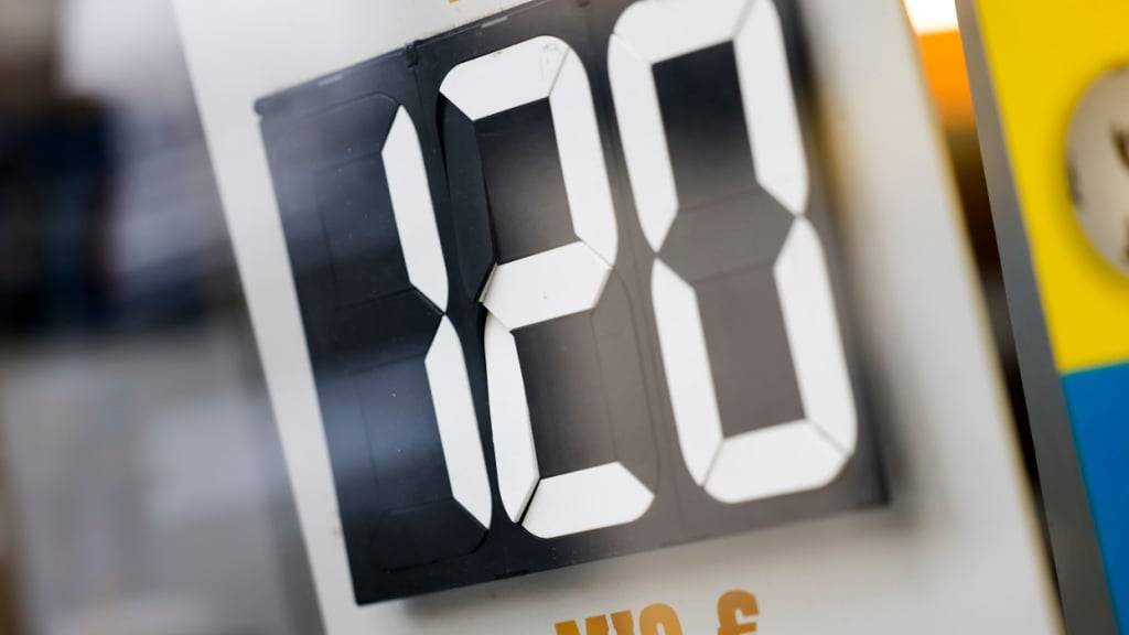 ILLUSTRATION - 120 Millionen Euro im Eurojackpot steht auf einer Tafel in einer Lotto-Annahmestelle. Im Eurojackpot geht es bei der Ziehung der Gewinnzahlen am Freitag weiter um 120 Millionen Euro. Nach 13 Ziehungen ohne Hauptgewinn ist damit weiterhin die Einstellung des deutschen Gewinnrekordes im Lotto möglich. Foto: Thomas Banneyer/dpa