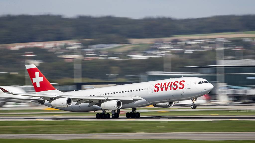 In Zürich ist eine erste Lieferung von Schutzausrüstung aus China mit einem Airbus der Swiss eingetroffen. (Symbolbild)
